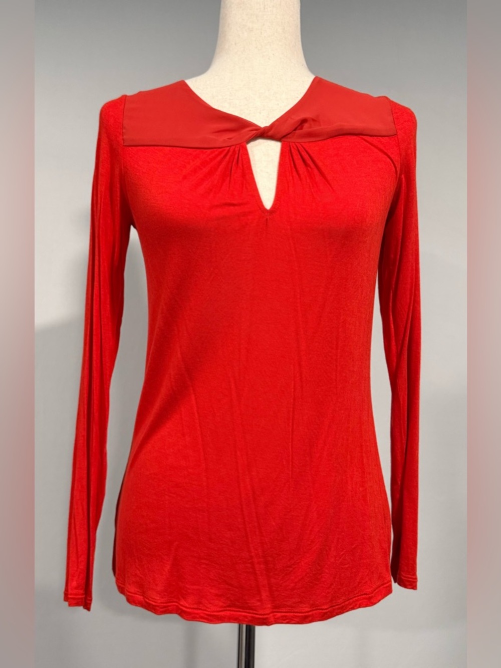 Jennifer Lopez Women’s Red/Orange Twist Keyhole Long Sleeve Top
